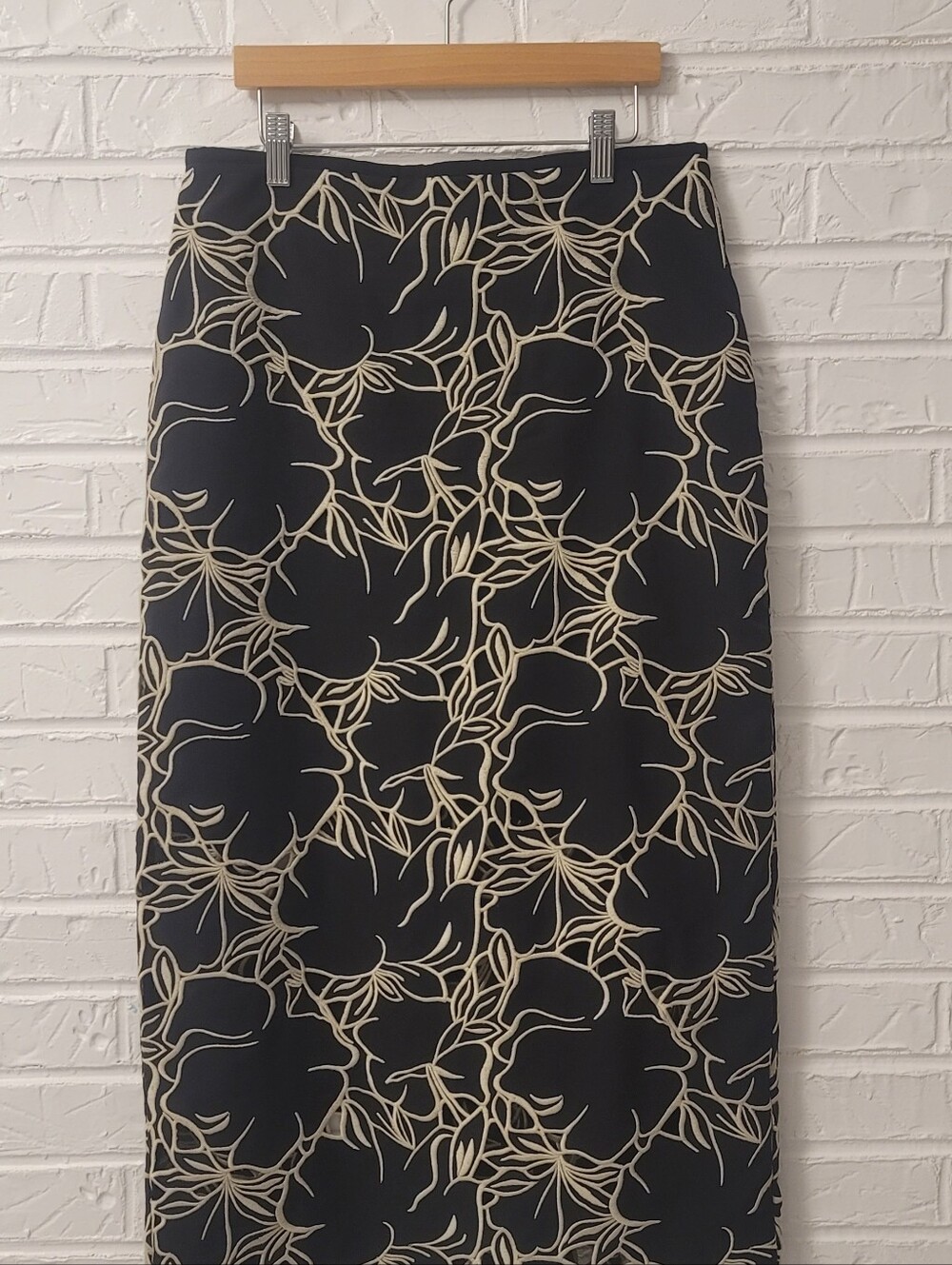 H&M Embroidered Pencil Skirt Size 8 - Picture 5 of 6